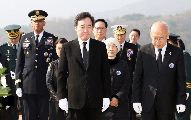 이낙연 총리 "서해 지킨 용사들의 거룩한 헌신 잊지 않을 것"