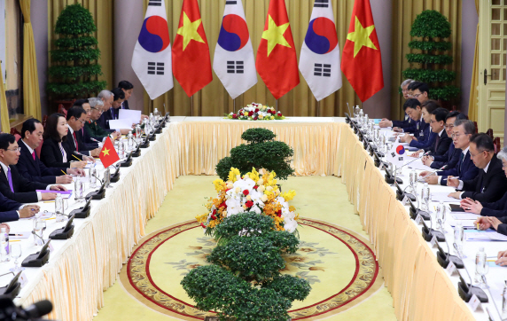  文대통령 “한·베트남 정상회담 연례적으로 개최”