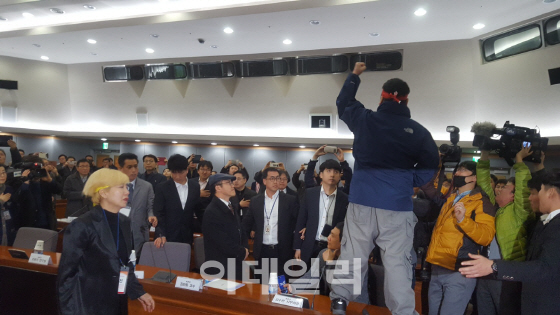 다시 열린 과기부 이전 공청회…과천시민 항의 속 ‘갑론을박’