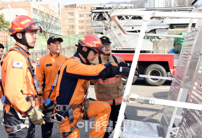 [포토] 고가사다리차 탑승훈련받는 류희인 본부장