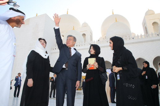 文대통령, UAE 첫 일정으로 그랜드모스크 방문…이슬람문화 체험