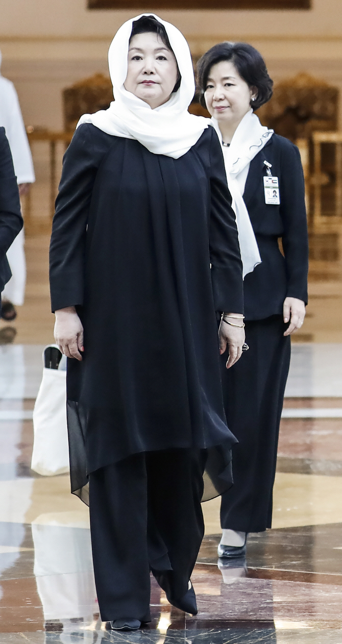 [포토] 중동 맞춤 복장한 김정숙 여사