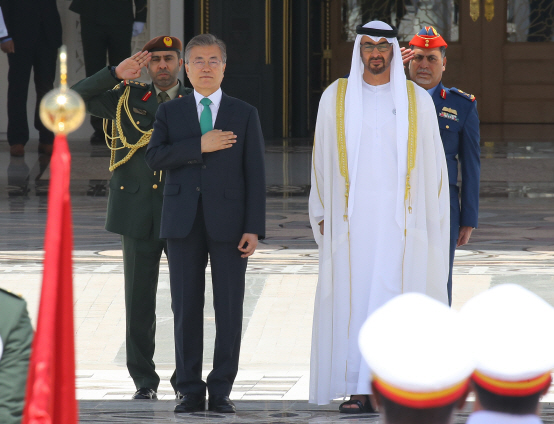 文대통령 “UAE 방문 아주 영광”…UAE 왕세제 “양국관계 강력하고 특별”(종합)