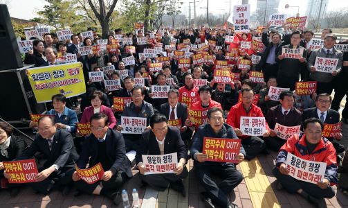 한국당 “여론, ‘미친개’보다 심해” vs 류근창 “정치경찰로 매도”