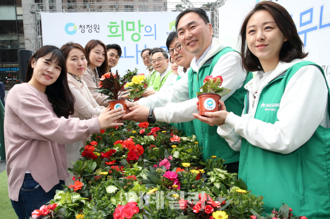 [포토]'예쁜 꽃과 봄의 기운 느끼세요'