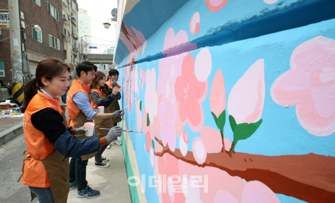 [포토]벚꽃으로 화사해진 벽화