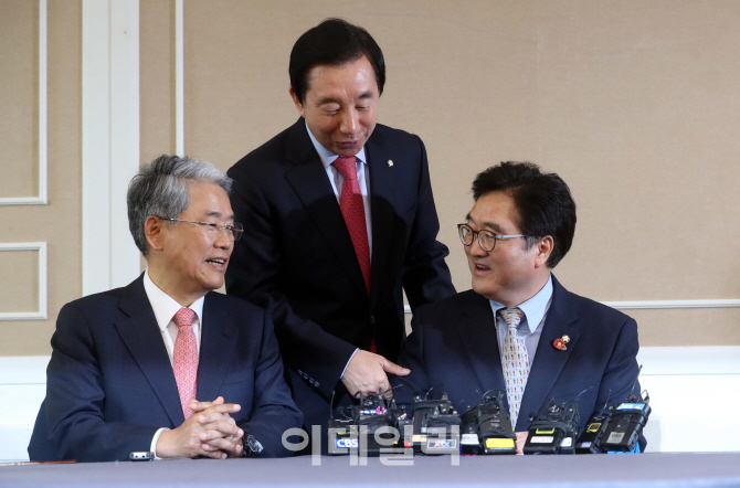 [포토]김성태 원내대표 '자리 좀 바꿉시다'