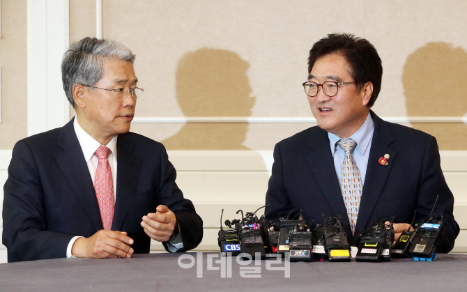 [포토]대화하는 우원식-김동철
