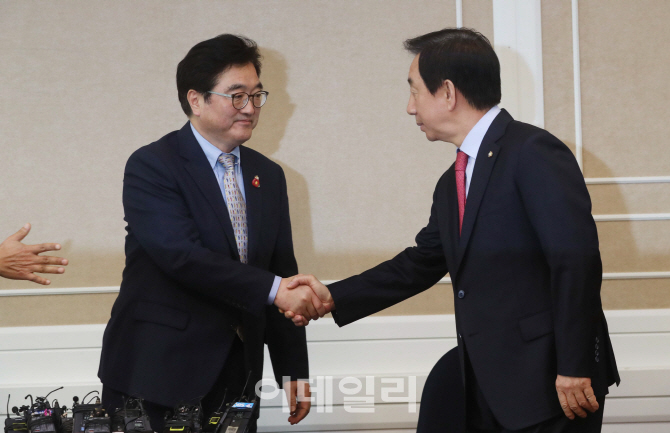 [포토]악수하는 우원식-김성태