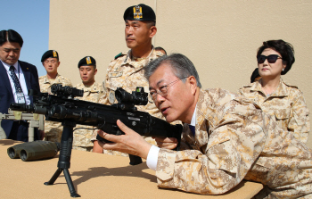 文대통령, UAE 아크부대 방문…파병 장병 격려