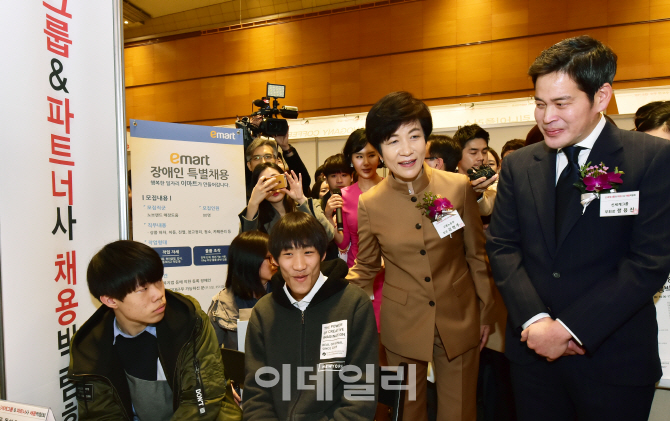 [포토]신세계 채용박람회, '구직자들과 대화 나누는 김영주-정용진'