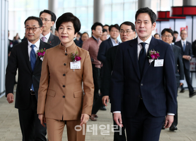 [포토]신세계그룹 채용박람회 찾은 김영주-정용진