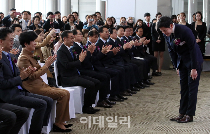 [포토]신세계그룹 채용박람회, '인사하는 정용진 부회장'