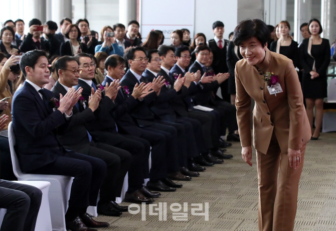[포토]신세계그룹 채용박람회, '인사하는 김영주 장관'
