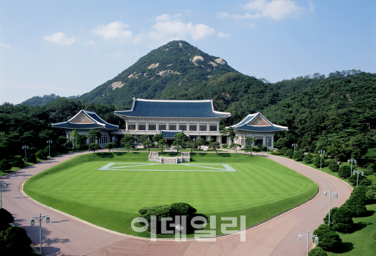 [재산공개]장하성 靑정책실장, 주식 처분으로 77억원대 현금부자