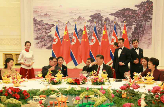 北김정은·리설주, 방중 2억짜리 '마오타이주' 건배.. 어떤 술이길래