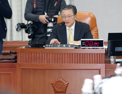 헌정특위위원장 "2일 오전까지 각 당 개헌안 제출하라"