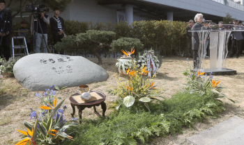 "김정숙 여사 묘소참배로 이장 실현"…윤이상 추모식 열려