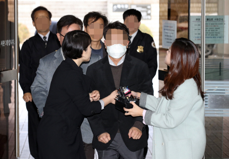 ‘후배 여검사 성추행’ 전직검사 영장실질심사 ‘묵묵부답’ 출석