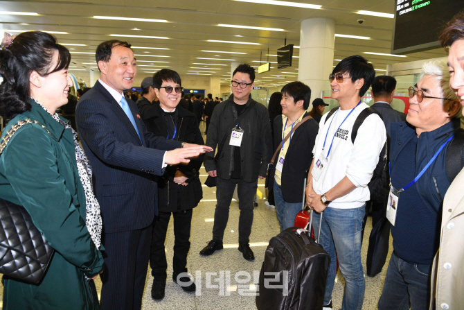 [포토]북측 환영받는 조용필과 위대한 탄생