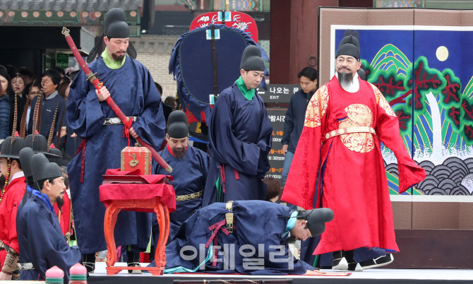 [포토]경복궁 홍례문까지 행차한 국왕