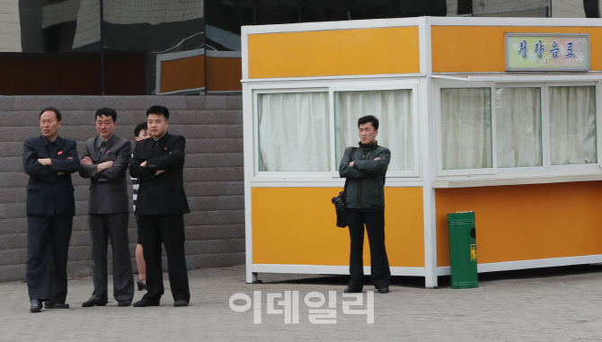 [포토]남측예술단 바라보는 북한 시민들