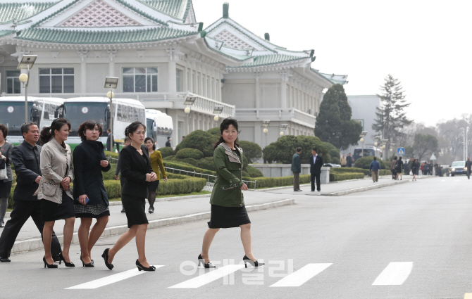 [포토]미니스커트 입은 평양 시민들