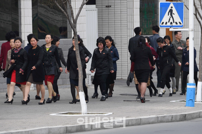 [포토]따스한 햇살 즐기는 평양시민들