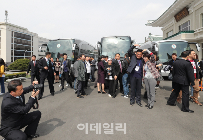 [포토]남측예술단원들, 평양 옥류관 찾아