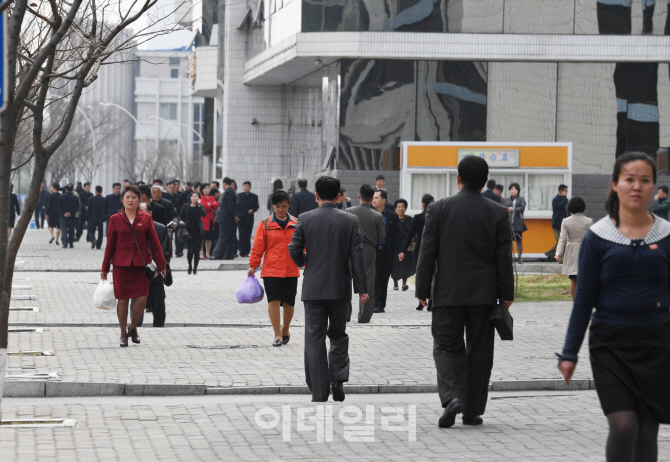 [포토]거리 걷는 평양 시민들