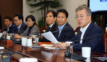 갈 길 바쁜 文대통령, 외교안보 행보 속 경제문제 챙기기(종합)