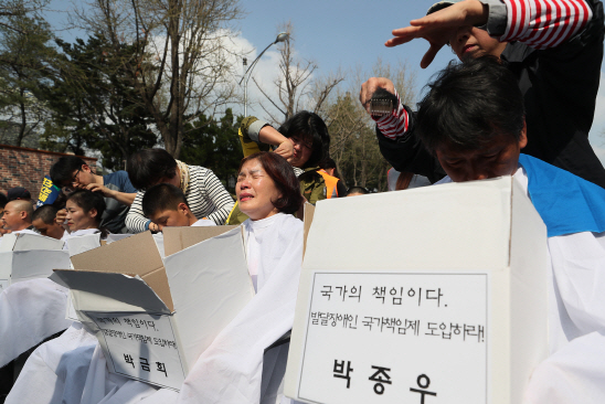 "발달장애인 국가책임제 도입해야"…학부모들 눈물의 삭발식