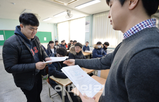 교육부, 정시 확대 논란…"대입정책 손바닥 뒤집듯 뒤집나" 비판