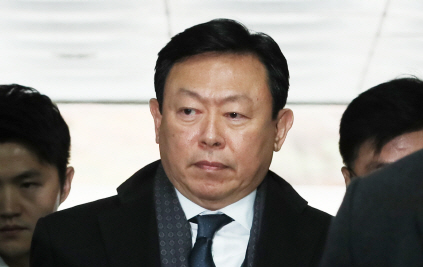 신동빈 '뇌물 사건', 경영비리 재판부로 재배당…병합 가능성