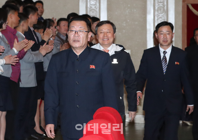 [포토]행사장 들어서는 도종환 문체부 장관과 최휘 위원장