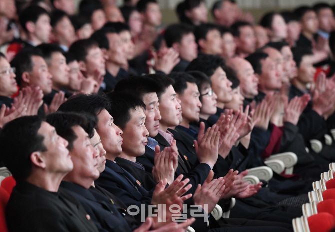 [포토]北 주민들, 태권도시범단 합동공연 관람