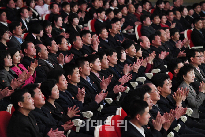 [포토]南-北 태권도시범에 반한 北 주민들