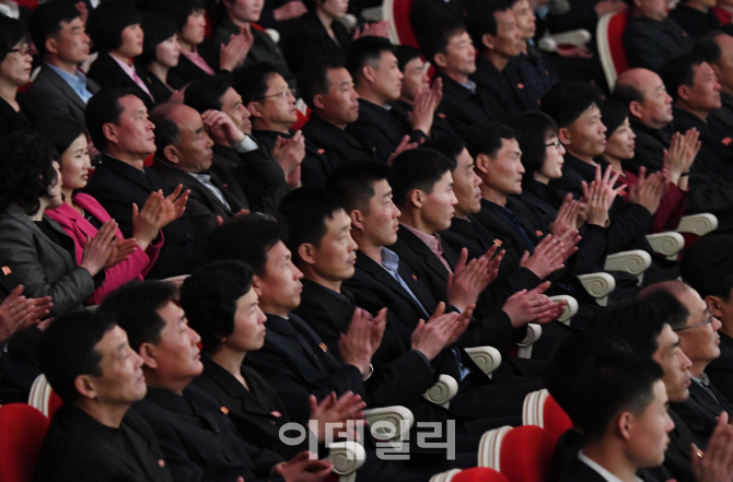 [포토]南-北 태권도시범에 보내는 박수