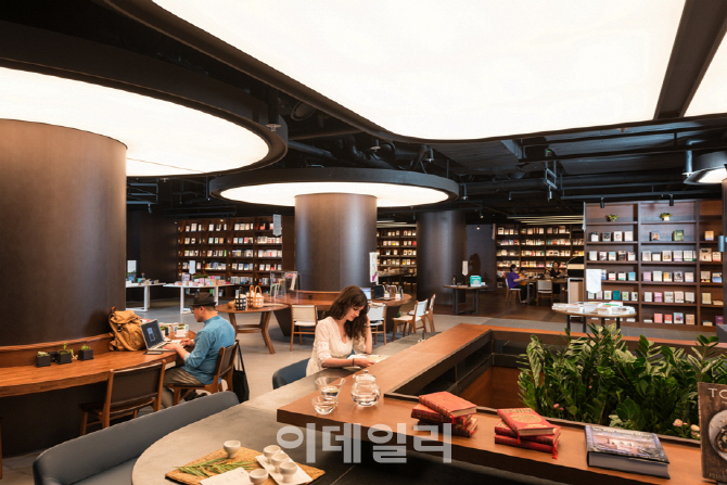 '이터널저니', '아트부산2018'과 강연 프로그램 진행