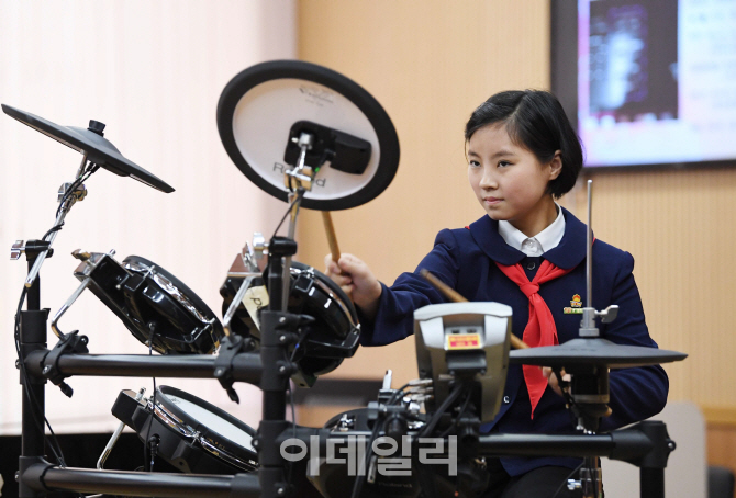 [포토]연주하는 '악기신동'