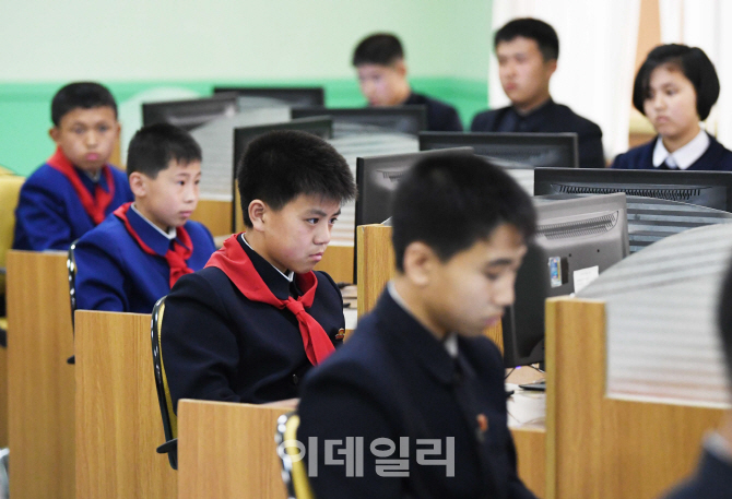 [포토]집중하는 북한의 '컴퓨터 신동'