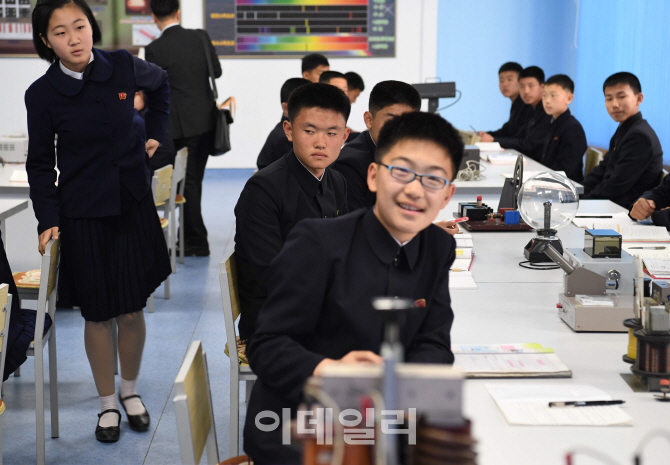 [포토]북한 만경대소년학생궁전의 '과학신동'