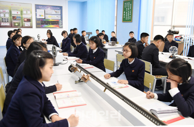 [포토]북한 만경대소년학생궁전의 학습모습