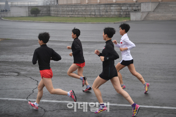 [포토]체육거리에서 연습하는 북한 선수들