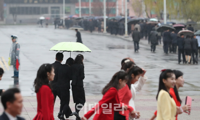 [포토]'비내리는 평양'