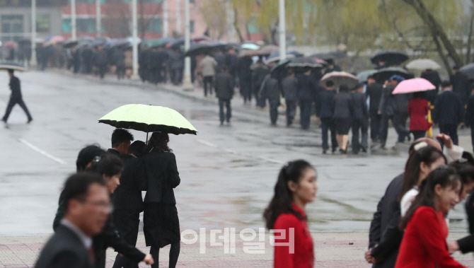 [포토]'우산쓰고 돌아가는 관객들'