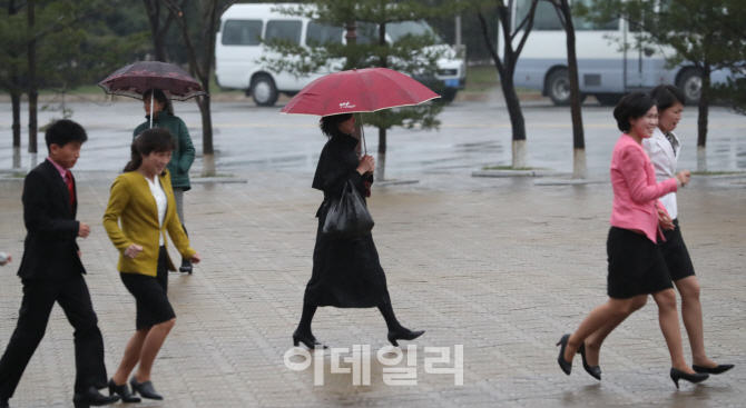 [포토]'남북합동공연 관람하고 돌아가는 관객들'