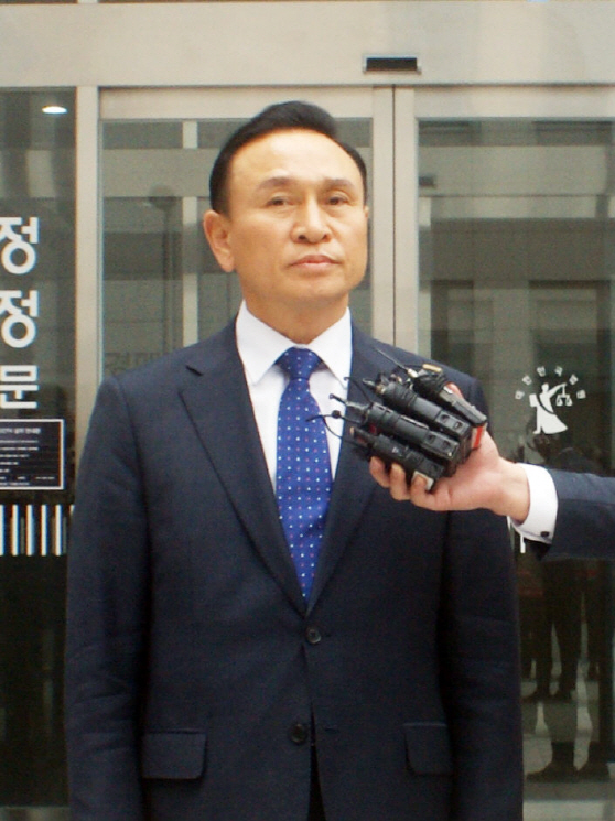 구본영 천안시장, 불법 정치자금 수수 혐의로 구속