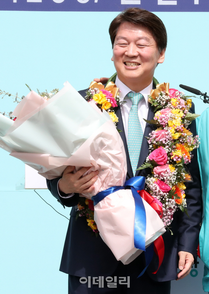 [포토]꽃다발 목에 건 안철수