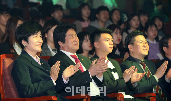 [포토]학생들 공연 관람하는 김영주 장관